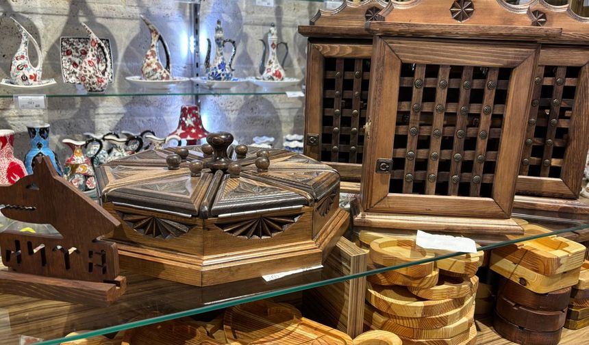 Kırşehir Külliyesi’nde el emeği ahşap ürünler vitrinlerde yerini aldı