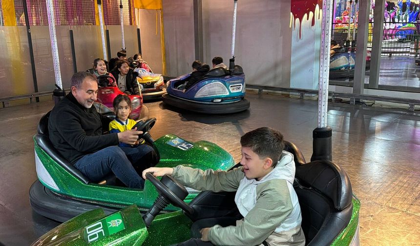 Pazarın Küçük Emekçilerine 23 Nisan Sürprizi: Yükleri Gitti, Sevinçleri Geldi