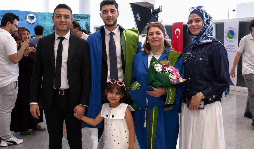 54 Yaşında Oğluyla Aynı Gün Üniversiteden Mezun Oldu!