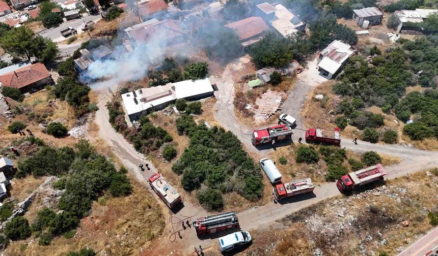 İnşaat Deposu Yandı: Evlere Sıçramadan Son Anda Söndürüldü