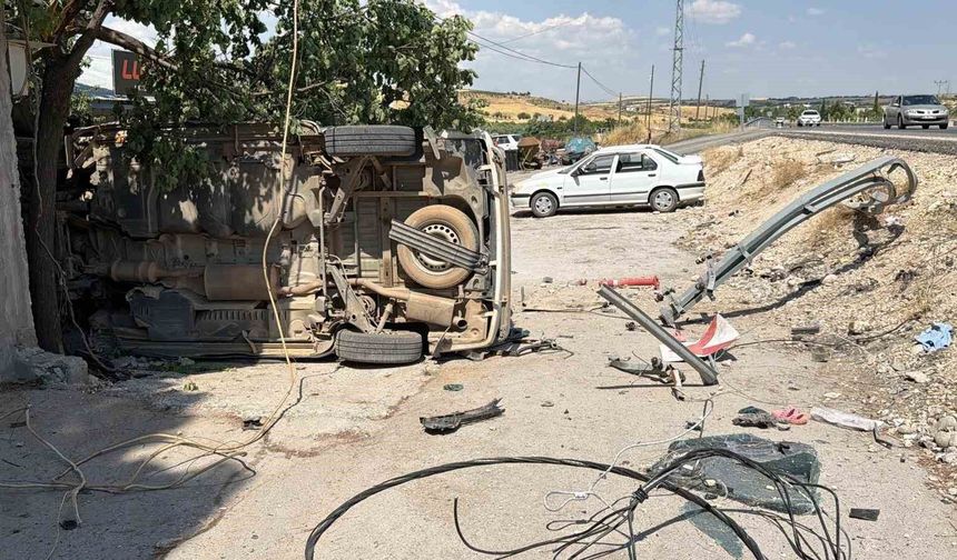 Fuar Alanı Kavşağı Yakınlarında Kaza: 1'i Ağır 8 Yaralı!