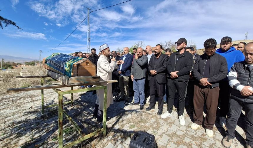 Eski muhtar son yolculuğuna uğurlandı