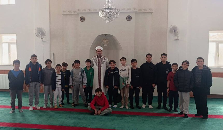 Çocuklar Kur’an kursunda hem öğreniyor hem eğleniyor