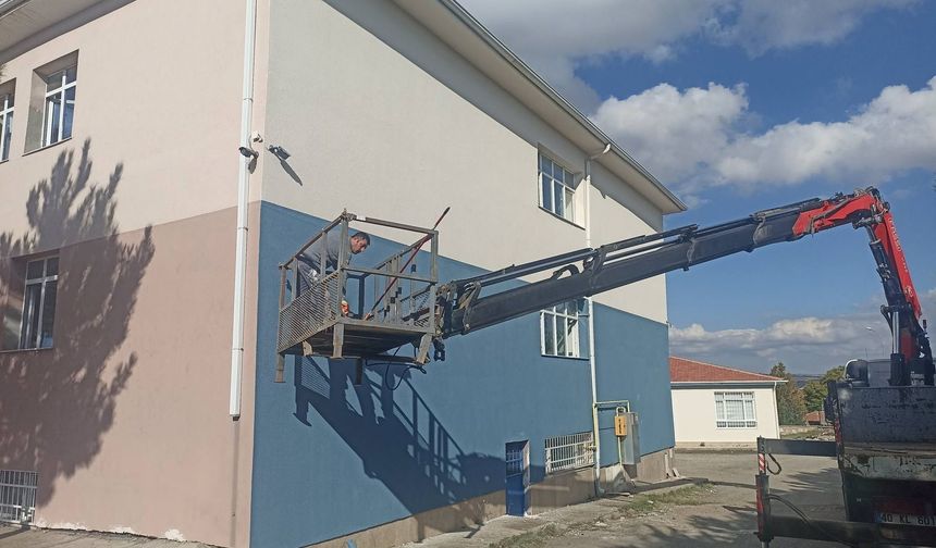 Kırşehir Akpınar’da okul yenileme çalışmaları sürüyor