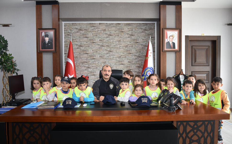 Minik adımlar emniyet kapısında