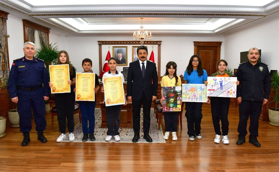 Vali Demiryürek, Trafik Haftası’nda geleceğin kalemlerini ödüllendirdi