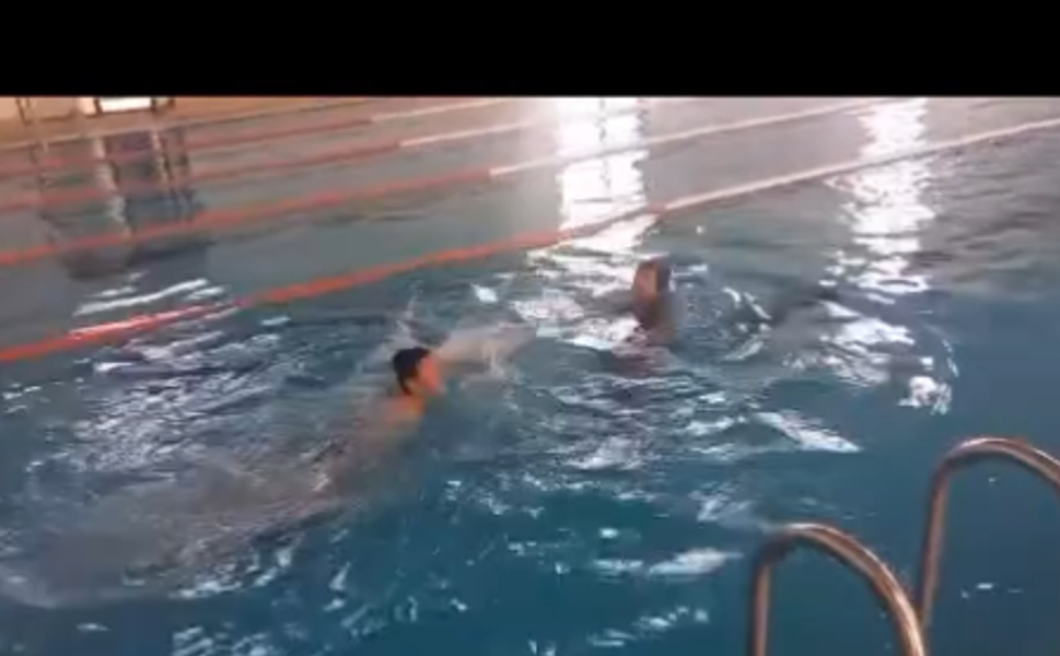 Minikler Bil Koleji havuzunda hünerlerini konuşturuyor!