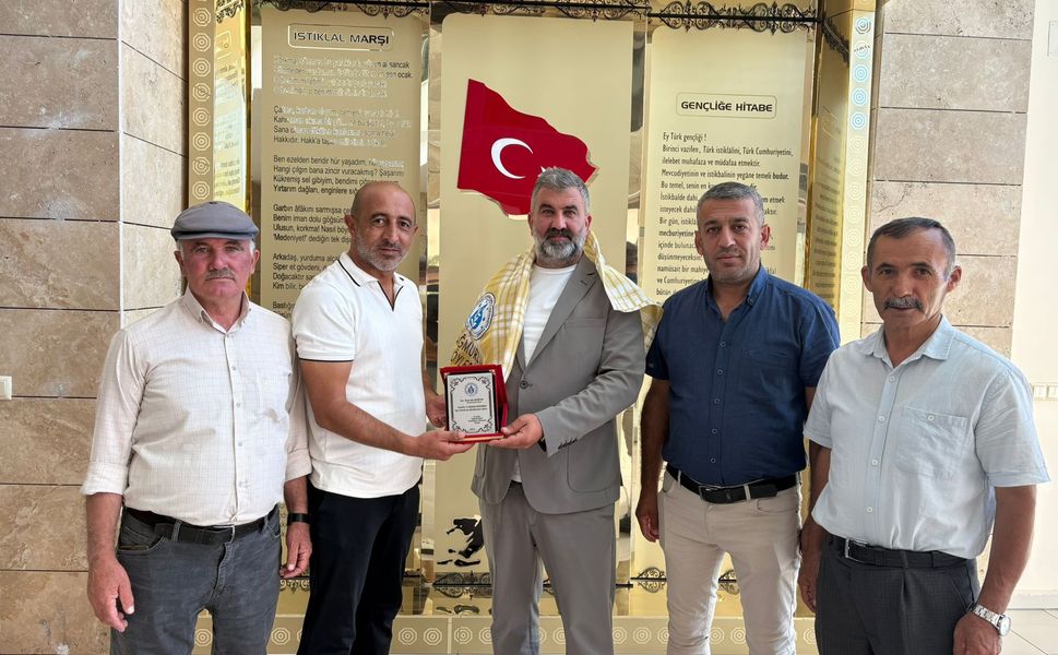 Yağmurlu Köyü Derneği’nden plaket ve yağlık