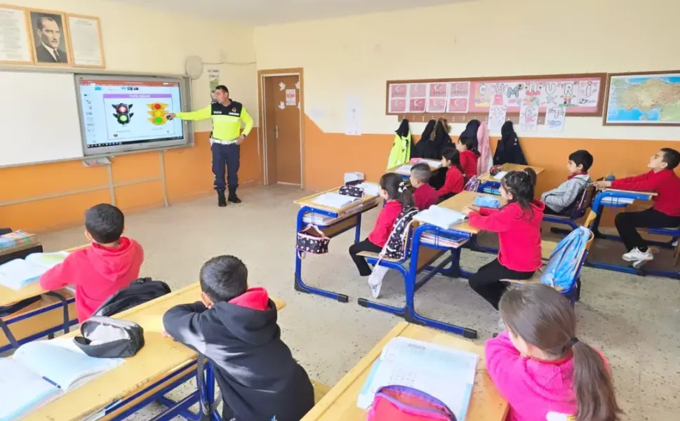 Jandarma, öğrencilere trafik kurallarını anlattı