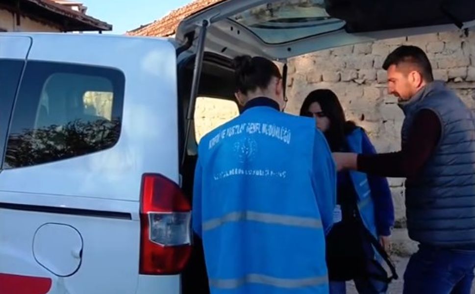 Öğrencilerden komşulara sıcacık jest