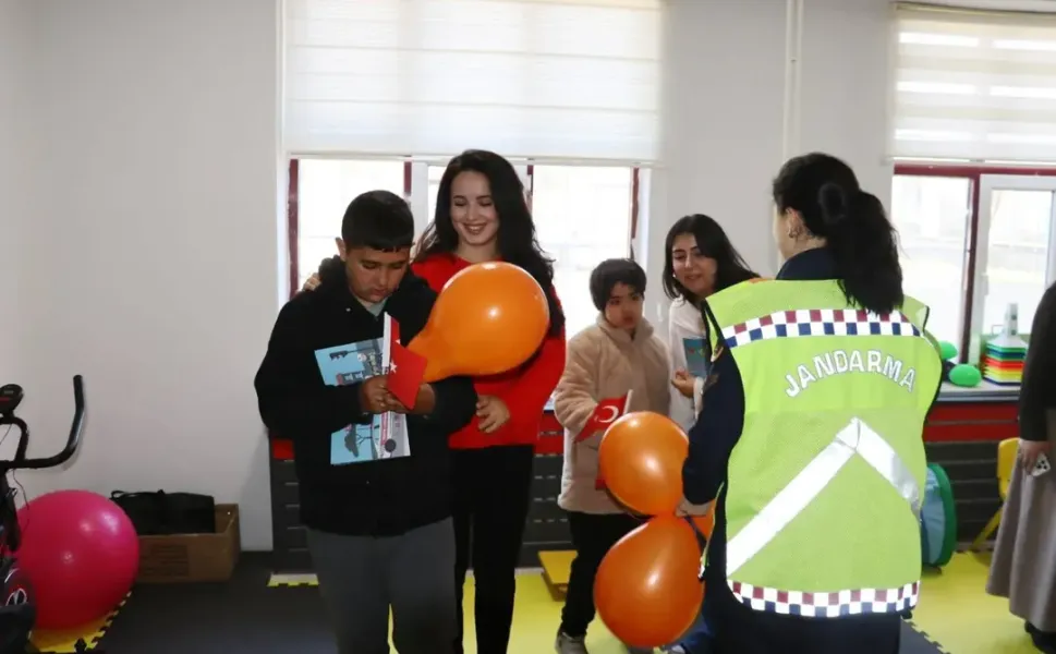 Jandarmadan özel öğrencilere yürek ısıtan dokunuş