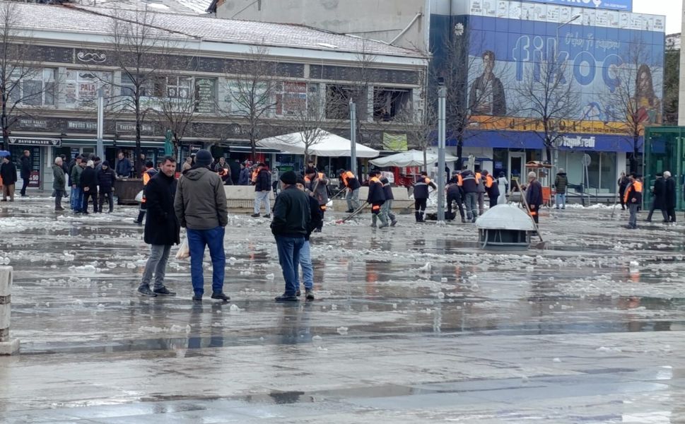 Cacabey Meydanı’nda kar mesaisi