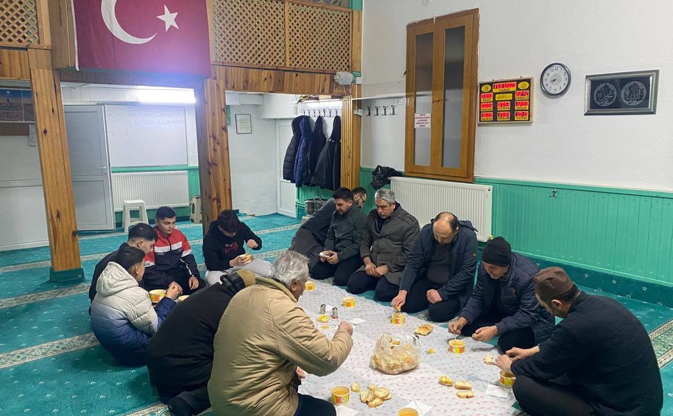 Cami Cemaatinden gençlere karne hediyesi