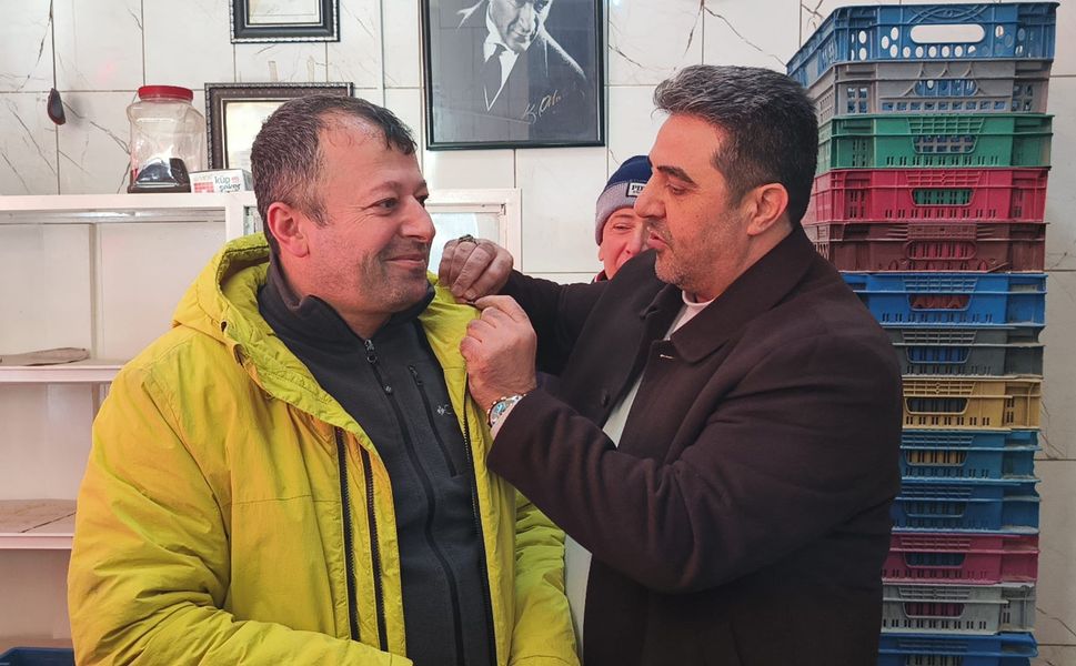 Başkan Kaya, Esnaf Ziyaretinde Rozet Taktı!