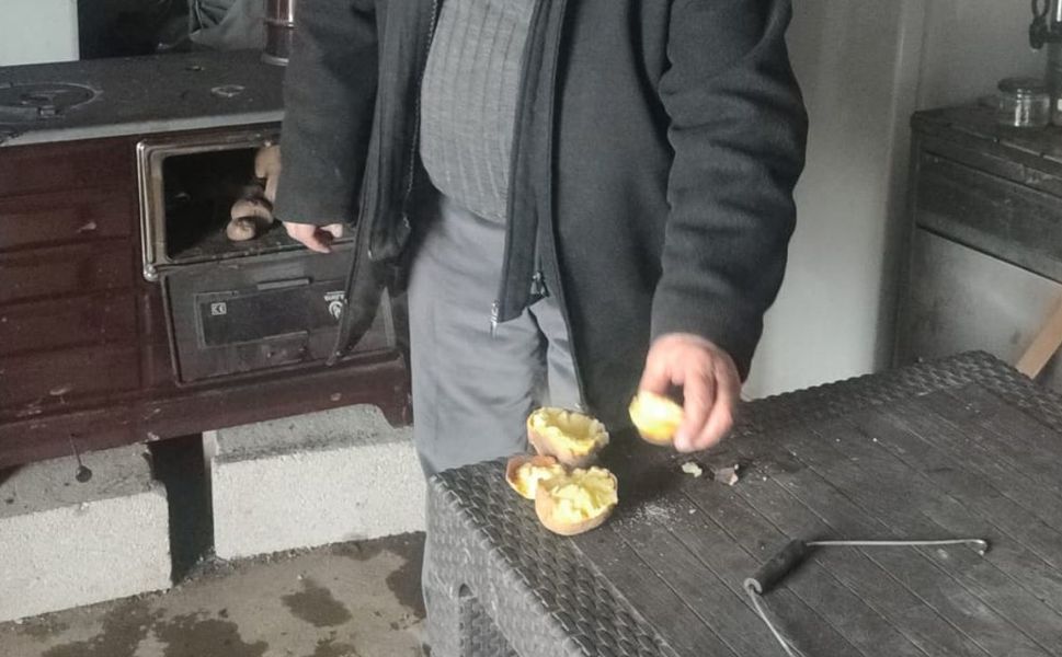 Kar yağdı, sobalar yandı, patates közlendi