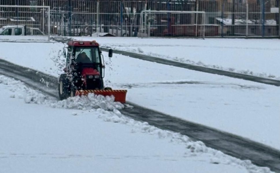 Kar yağdı, top sahaya indi