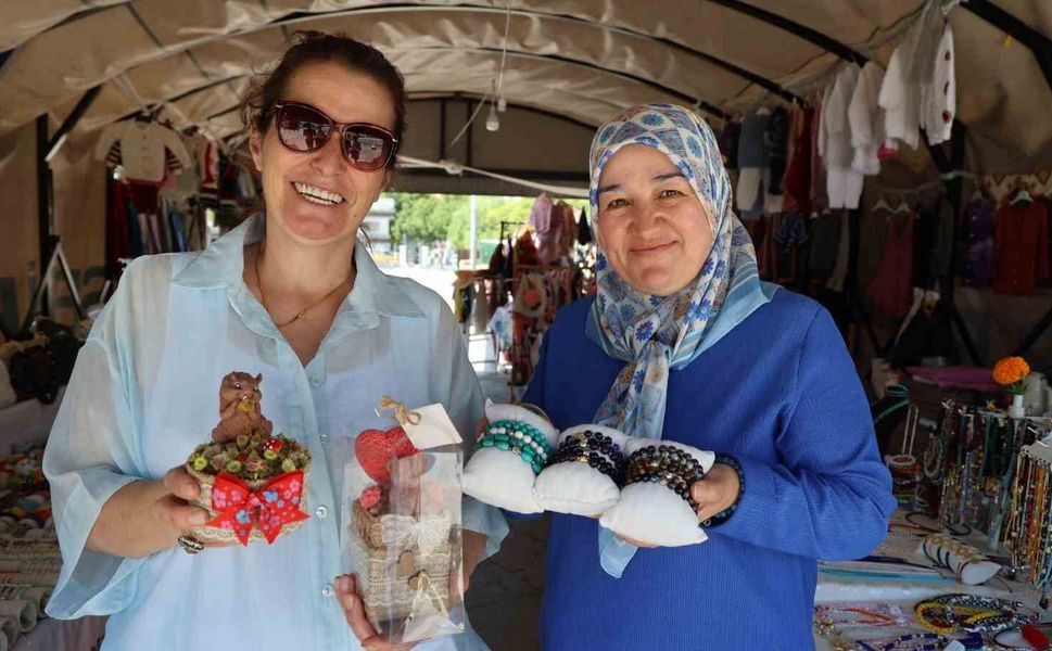 Kırşehirli Kadınların El Emeği Cacabey Meydanı'nda Ekonomiye Dönüşüyor