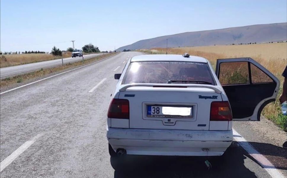 Yolda kalan sürücünün deposunu doldurup yolcu ettiler