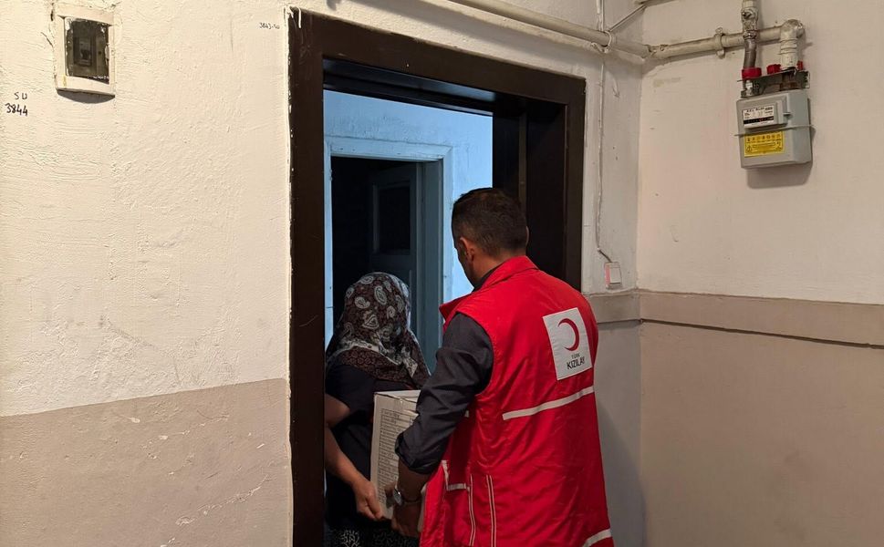Kapı Kapı Dolaşarak Gıda Desteği Sağladılar