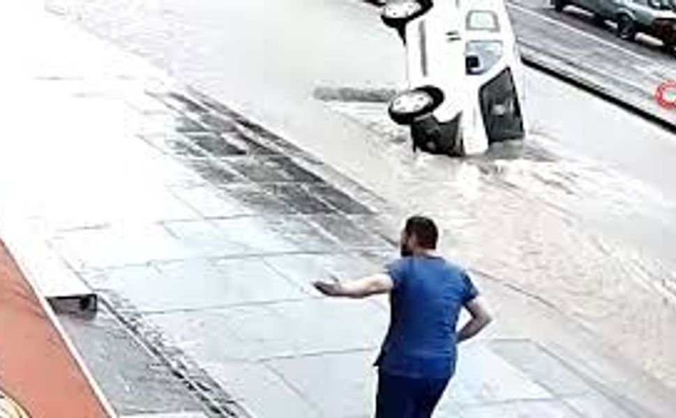 Yollar Göle Döndü, Cadde Çöktü