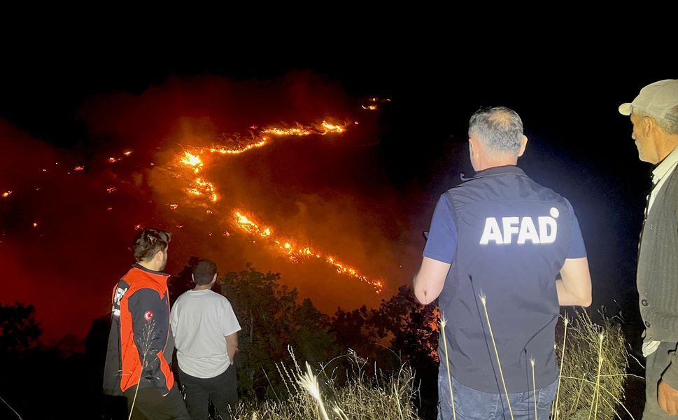 Ekiplerin zamanla yarıştı! 190 hektarlık alan yangında zarar gördü