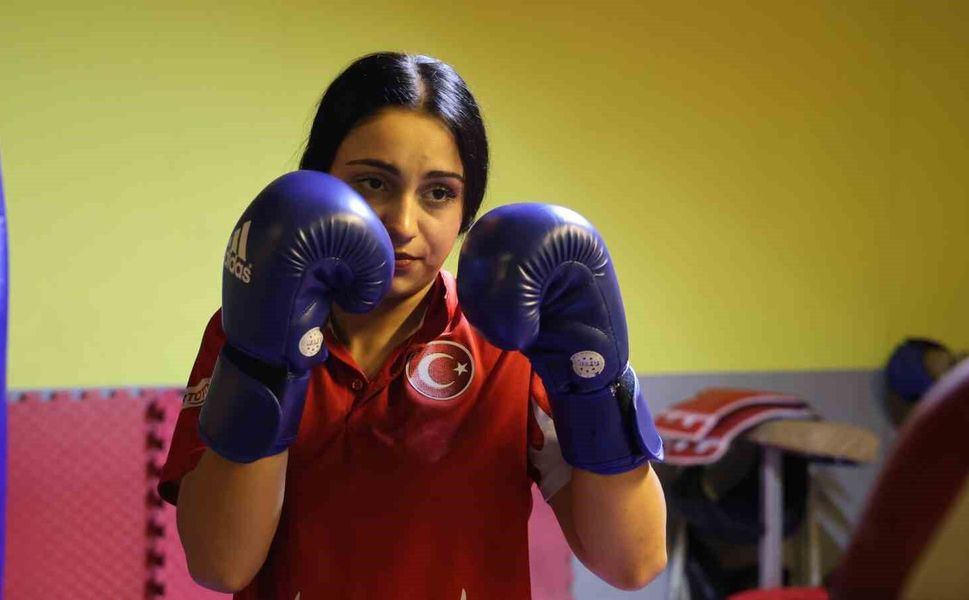 Kırşehirli Elif Tıraş’ın savunma amacıyla başlayan spor yolculuğu dünya dereceleriyle taçlandı