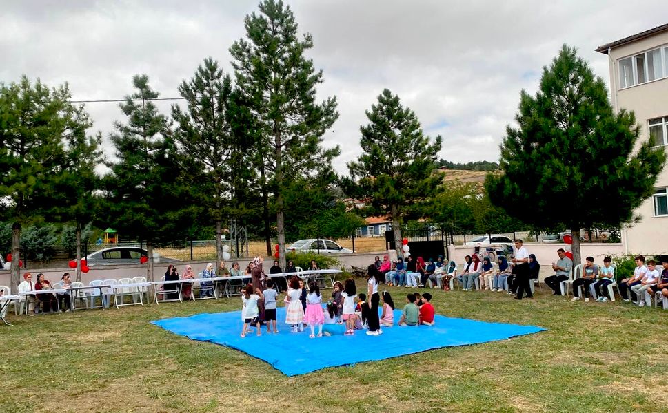 Boztepe’de minik öğrenciler için renkli mezuniyet töreni