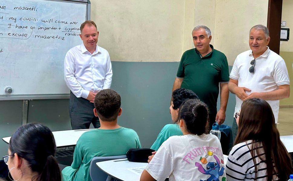 Gülşen, Cumhuriyet Ortaokulu’nda öğrencilerle buluştu