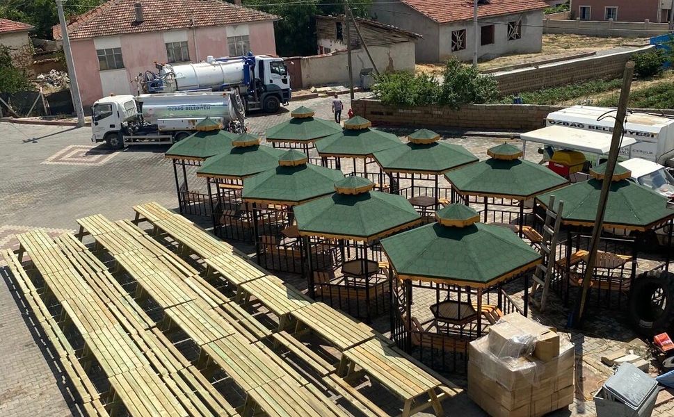 ÖZBAĞ’DA PARK VE PİKNİK ALANLARI YENİ DONATILARLA BULUŞUYOR
