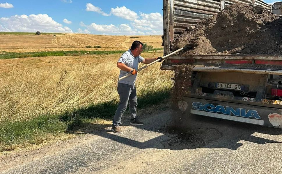 Köylüler kendi imkanlarıyla yol onardı: “Kalıcı çözüm istiyoruz”