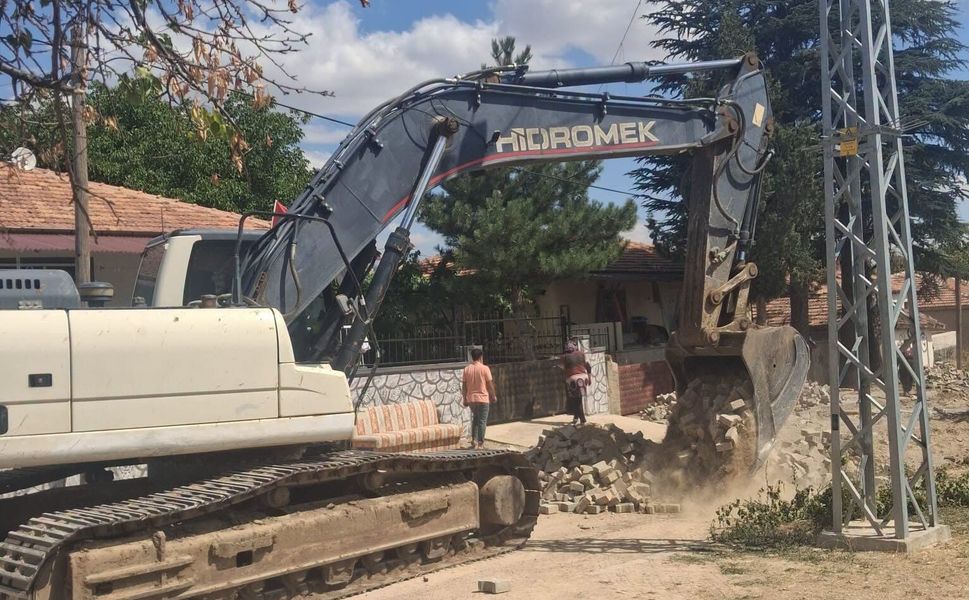 Kırşehir Özbağ’da Kızılca Mahallesi’nde Yol Yenileme Çalışmaları Başladı