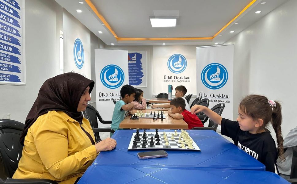 Kırşehir Ülkü Ocakları’nda Akıl ve Zekâ Oyunları Kursu devam ediyor