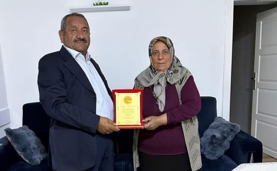 Kırşehir’de 40 yıllık muhtardan eşine anlamlı jest