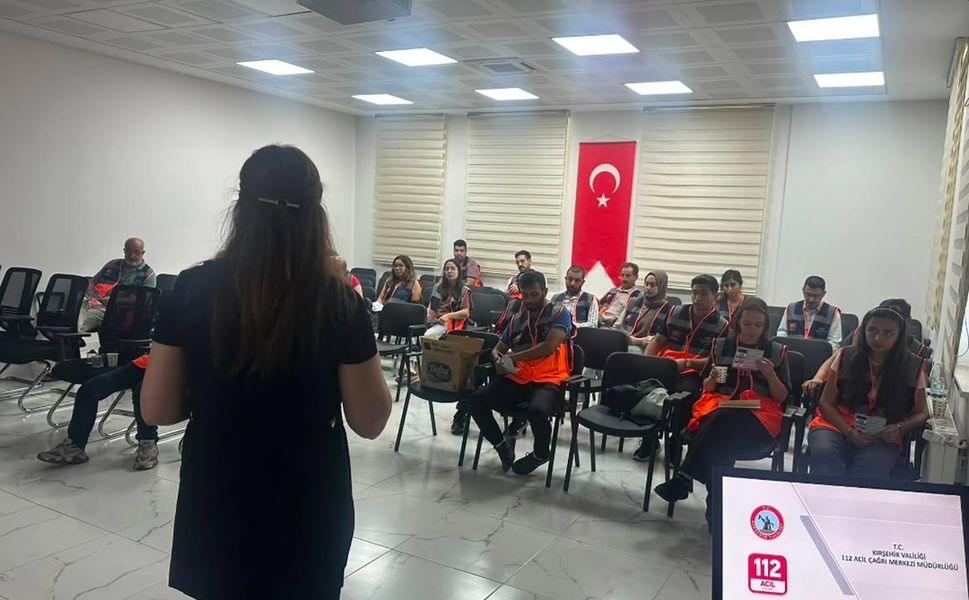 Kırşehir’de AFAD gönüllülerine 112 Acil Çağrı Merkezi bilgilendirmesi