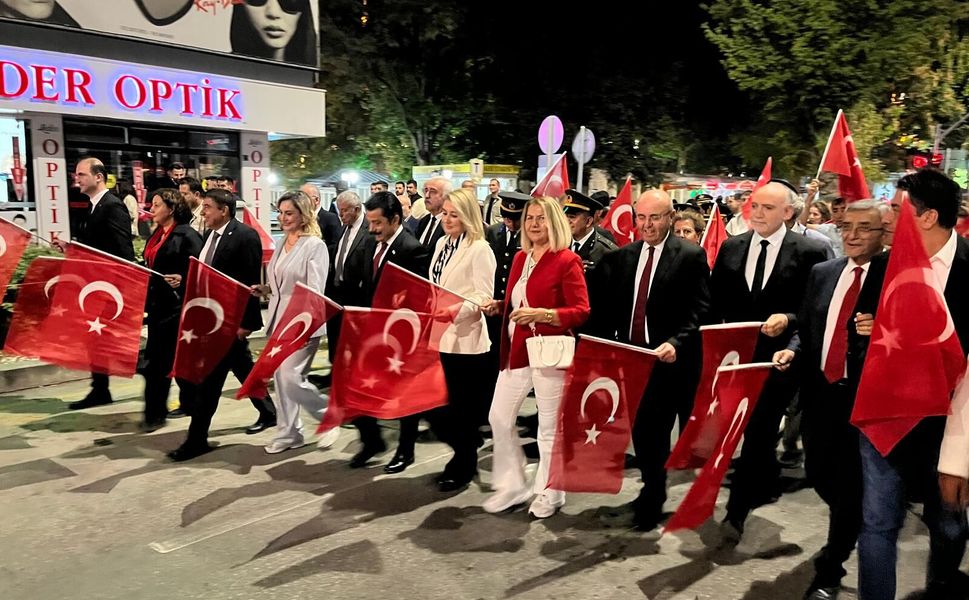 Kırşehir'de meşaleler yandı, Zafer Bayramı coşkusu yaşandı