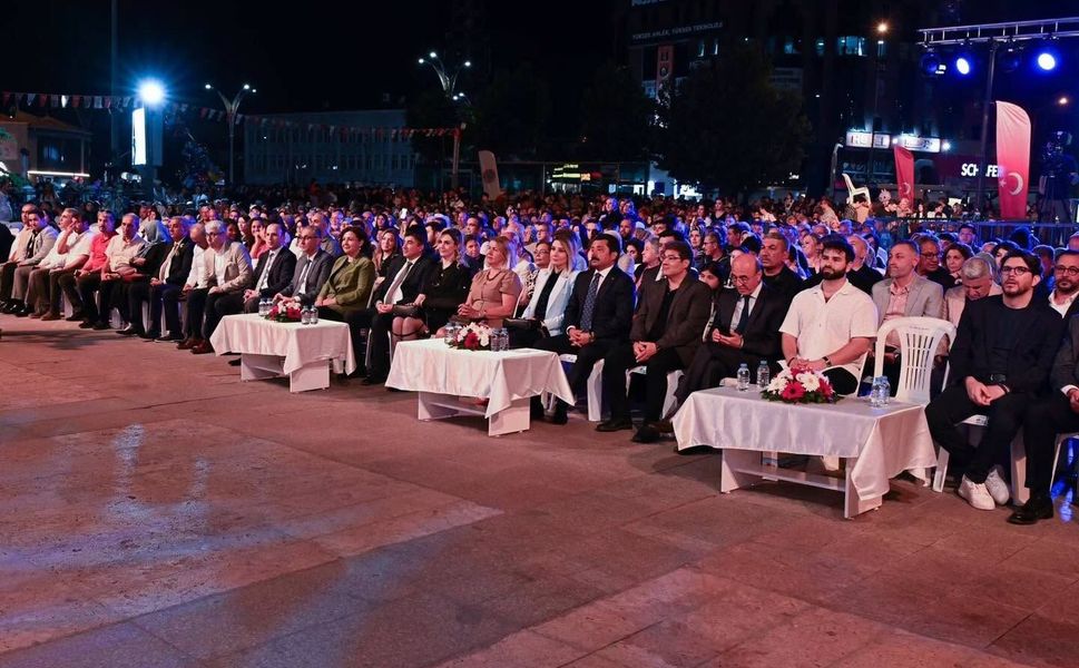 Kırşehir’de Neşet Ertaş Türküleri Cacabey Meydanı’nı Doldurdu