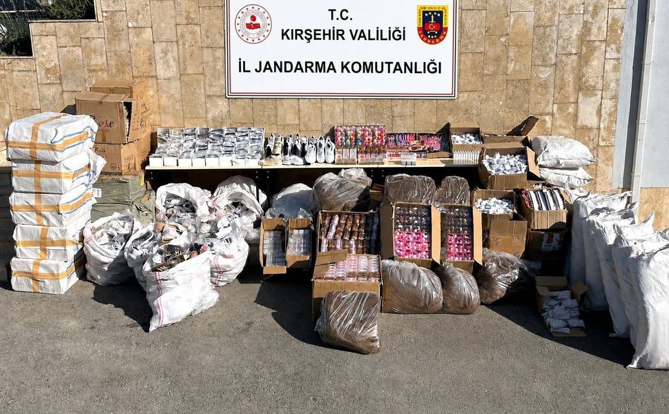 Kırşehir’de TIR’dan 12,5 milyon liralık kaçak eşya çıktı