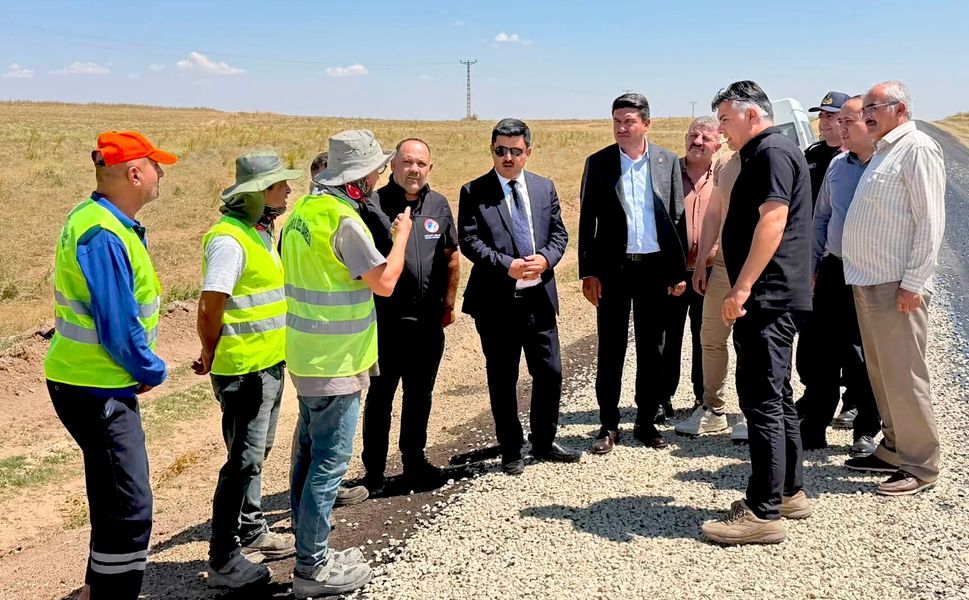 Kırşehir’de ulaşım yatırımları sürüyor: Üçkuyu-Çiğdeli Yolunda asfalt mesaisi