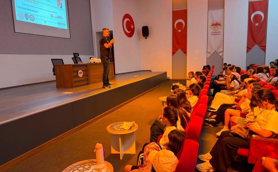 SİBERAY ekipleri Çiçekdağı'nda öğrencilerle buluştu