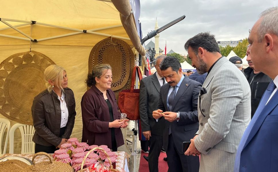 Cacabey Meydanı’nda Kadın Emeği Rüzgarı: Kadın Kooperatifleri Fuarı Açıldı