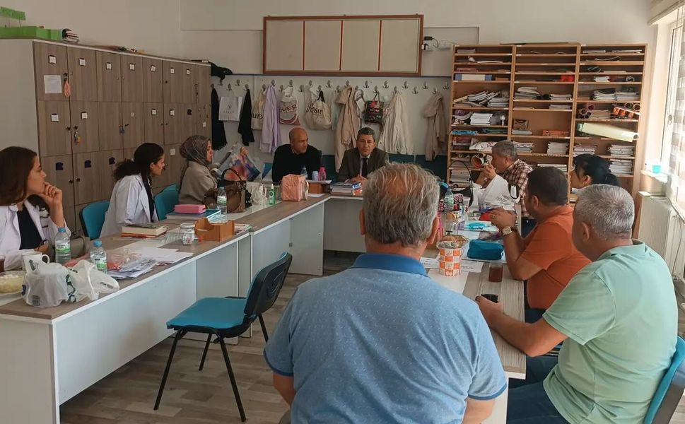 Örsan Pınar Mucur'da Öğretmen ve Öğrencilerle Buluştu