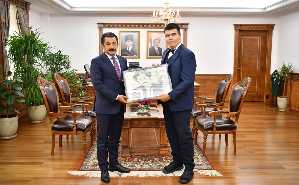 Sanat Engel Tanımadı: Otizmli Yetenek Valiye Portresini Sundu