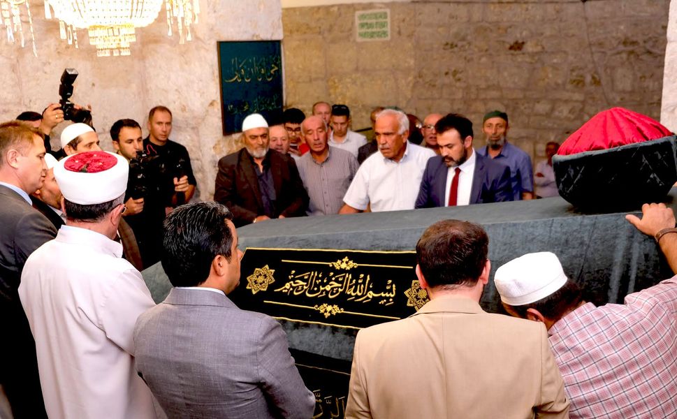 Ahi Evran Veli Türbesi’nin sanduka örtüsü dualarla değiştirildi
