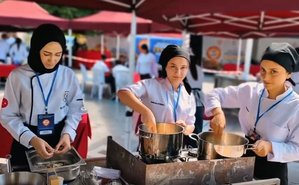 Bakan Tekin Kırşehir’deki öğrencileri ve öğretmenleri unutmadı