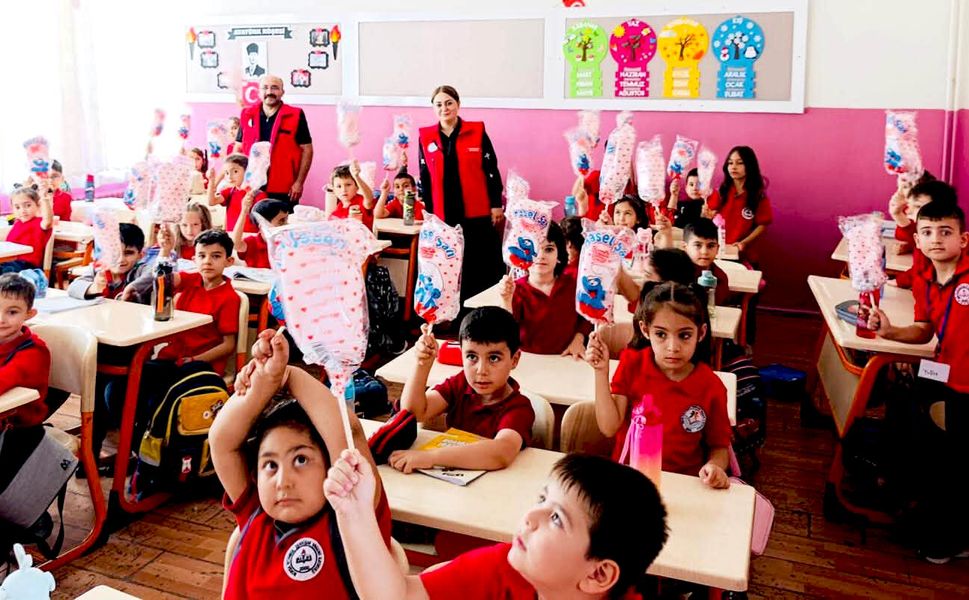 Cacabey Gençlik Merkezi'nden minik öğrencilere tatlı sürpriz