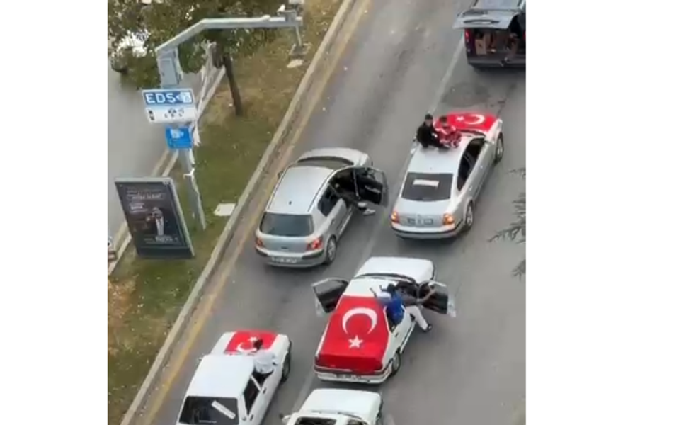 Davul zurna eşliğinde yol ortasında halay çektiler