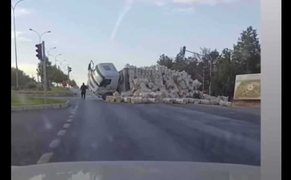 Kırşehir’de Saman Yüklü Tır Devrildi, Yol Trafiğe Kapandı