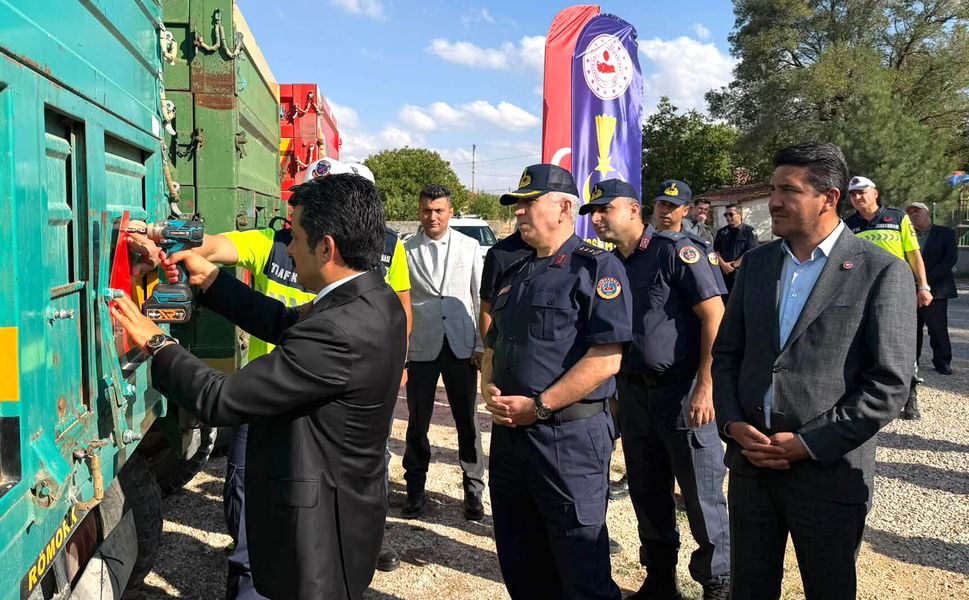 Kırşehir protokolü sahaya indi: Kurugöl’de üreticilerin trafik güvenliği için örnek proje