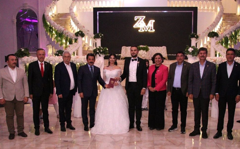 Kırşehir protokolünü buluşturan görkemli düğün: Zeynep Sena ve Mustafa Kemal dünya evine girdi