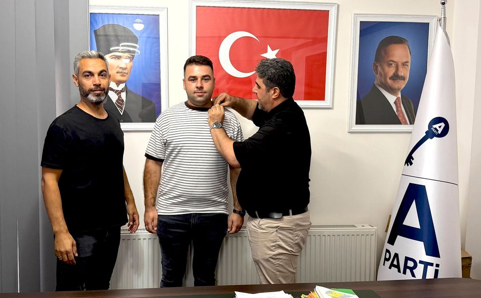 Kırşehir’de Anahtar Parti’ye yeni katılım: Rozetleri Başkan Kaya taktı